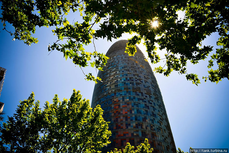 Действительно Барселона удивительный город, сочетающий в себе, старину готического квартала и широкие песчаные пляжи, архитектуру великого Гауди и современные многоэтажные шедевры из стекла и бетона.