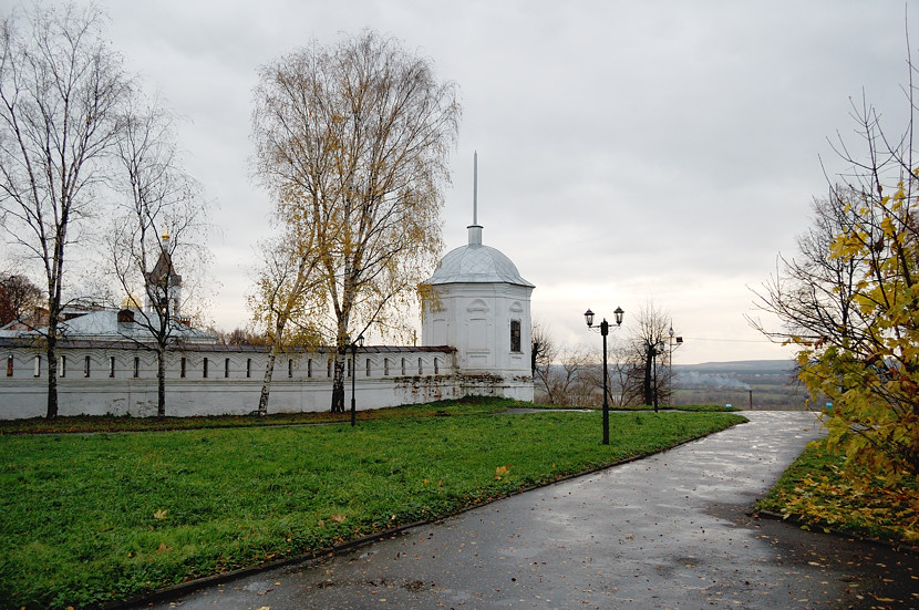 Дорожка вокруг монастыря Владимир, Россия