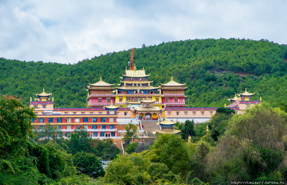 Монастырь Жийин школы Карма Кагью Лицзян, Китай