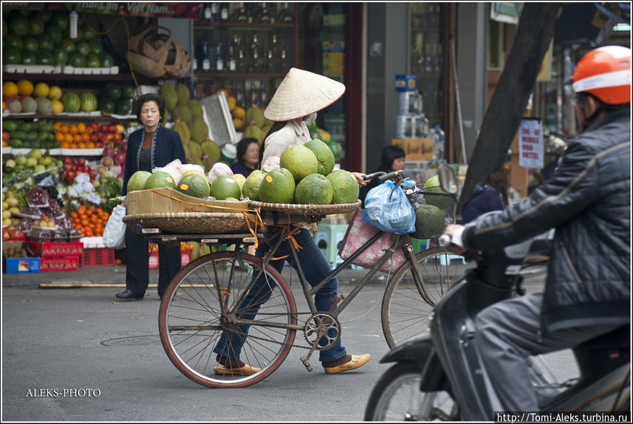 На самом деле фрукты — настоящая палочка-выручалочка для всех жителей Вьетнама. Ведь иностранцы всегда покупают их с удовольствием. И местному населению всегда есть, чем заняться... Ханой, Вьетнам
