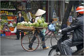 На самом деле фрукты — настоящая палочка-выручалочка для всех жителей Вьетнама. Ведь иностранцы всегда покупают их с удовольствием. И местному населению всегда есть, чем заняться...