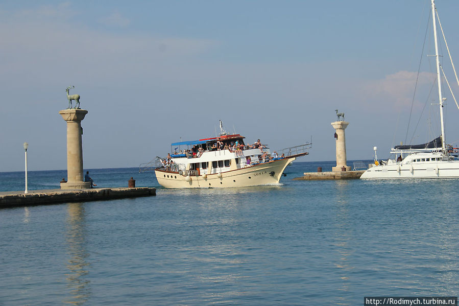 Кораблик между ног колосса Родос, остров Родос, Греция