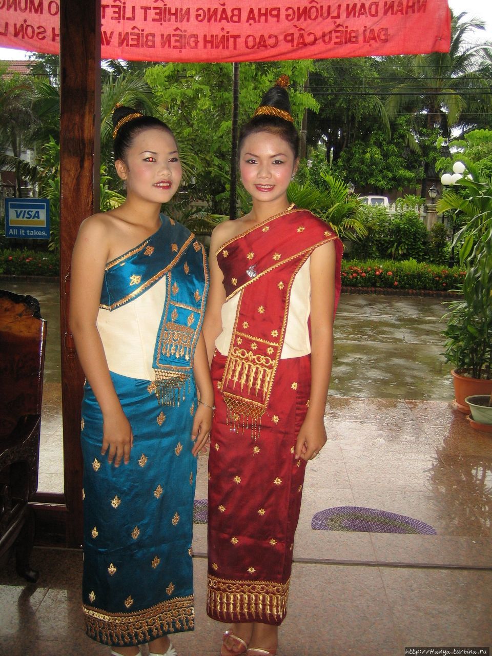 Девочки в национальных костюмах Луанг-Прабанг, Лаос