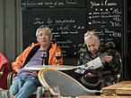 А вот это, конечно не местные ))
Посетители кафе в Оранж, Франция 2012 год.