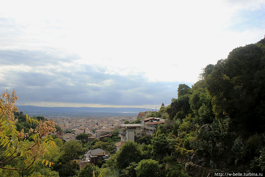 Вид с гор от Старой Ламеции на приморскую часть города туда, где расположен современный город. Ламеция-Терме, Италия
