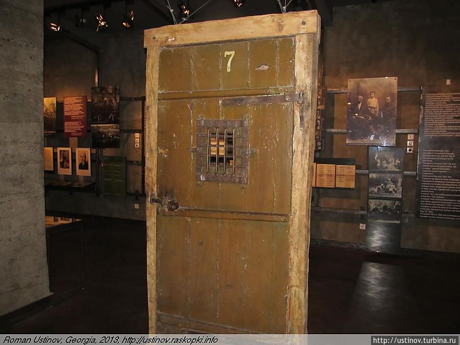 посреди зала — тюремная дверь. Вообще, вся экспозиция похожа на тюрьму.
