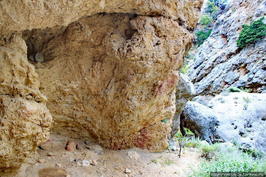 Ближе к выходу их ущелья слева был обнаружен грот... полуобитаемый! Судя по камешку с изображенным на ем Буддой (?), этот грот используется для религиозных ритуалов. Остров Крит, Греция