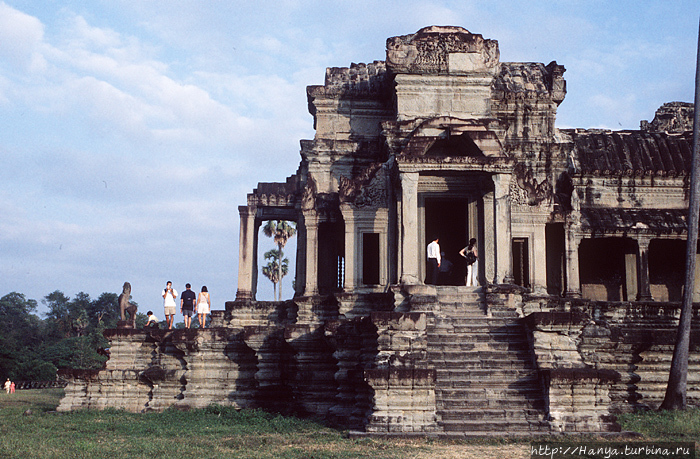 Ангкор Ват. Северо-западная угловая башня первого внешнего ограждения.Фото из интернета Ангкор (столица государства кхмеров), Камбоджа