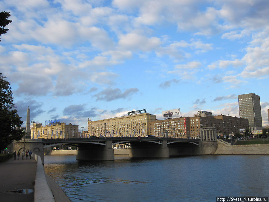 По Москве-реке на границе дня и ночи Москва, Россия