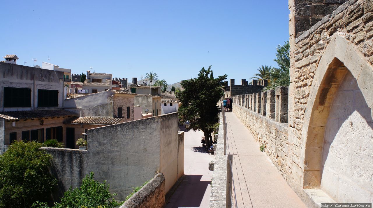 Город с крепостной стеной Алькудия, остров Майорка, Испания