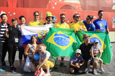9. А тут из Бразилии. Здесь флаги Бразилии мирно соседствуют с флагом России. И вообще тут, кажется, полный интернационал.