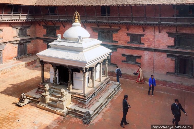 Святилище Вишну в центре внутреннего дворика Музея Патана Патан (Лалитпур), Непал
