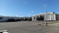 А вот и главная площадь областной столицы, площадь Конституции  (ныне Театральная)