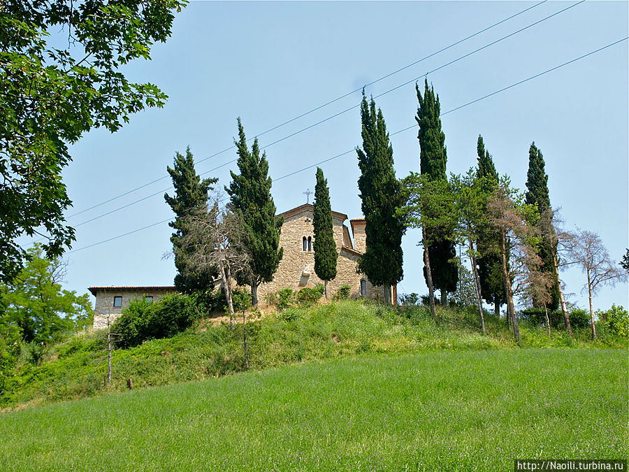 Мне сказали что где-то здесь есть небольшой средневековый замок, может быть это он; но дороги я к нему не нашла.