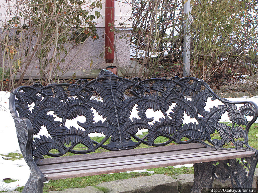 Резные скамейки в парке. Линчёпинг, Швеция