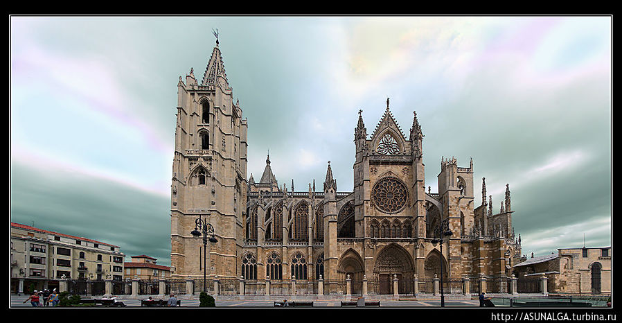 Леонский собор представяет изысканный стиль французской готики (его план идентичен Реймскому). Вообще, соборы Леона и Бургоса считаются лучшими готическими храмами Испании. Леон, Испания