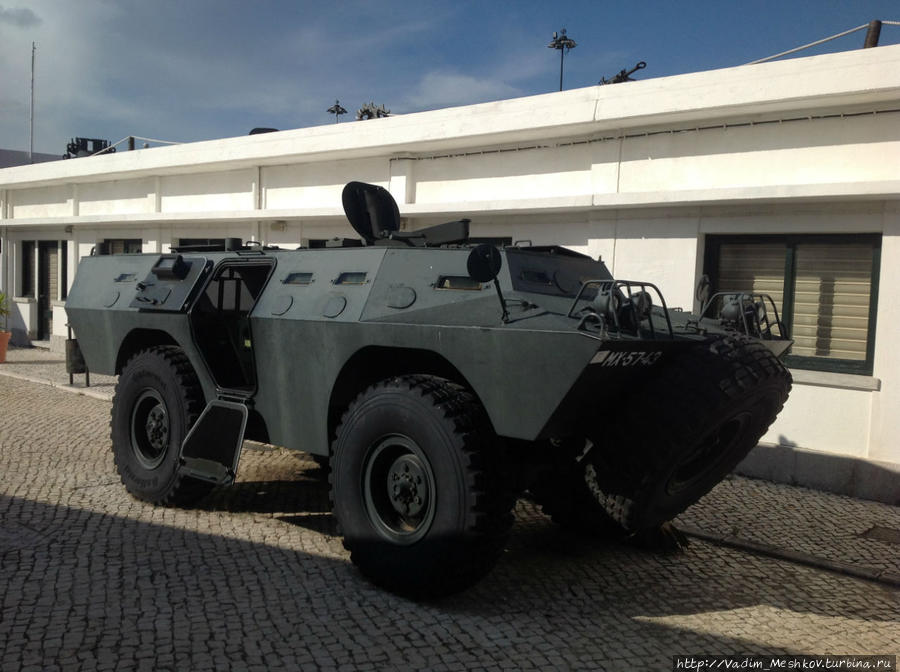 В Музее комбатантов в Лиссабоне представлена военная техника разных лет, милитаристское обмундирование, оружие и пр. Лиссабон, Португалия