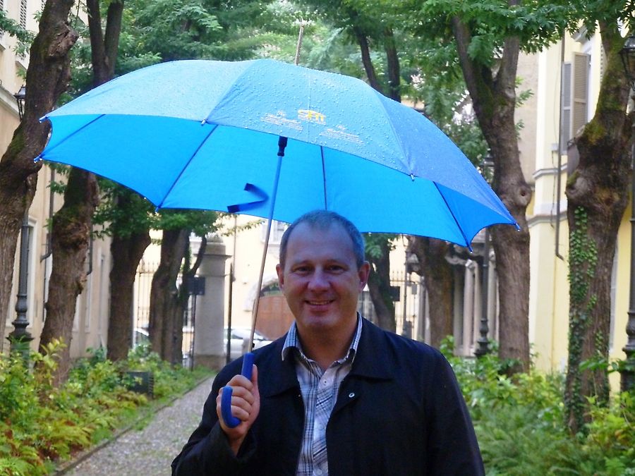 По Парме пешком с зонтиком и картой Парма, Италия