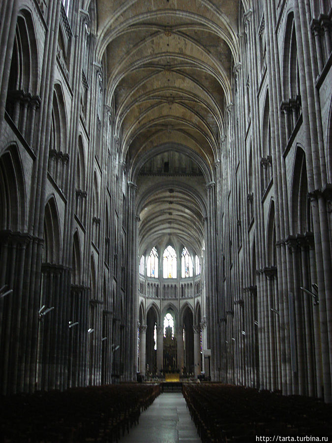 Высокий и величественный и, войдя в собор, невозможно не поднять голову вверх (к небу или Богу)... Руан, Франция