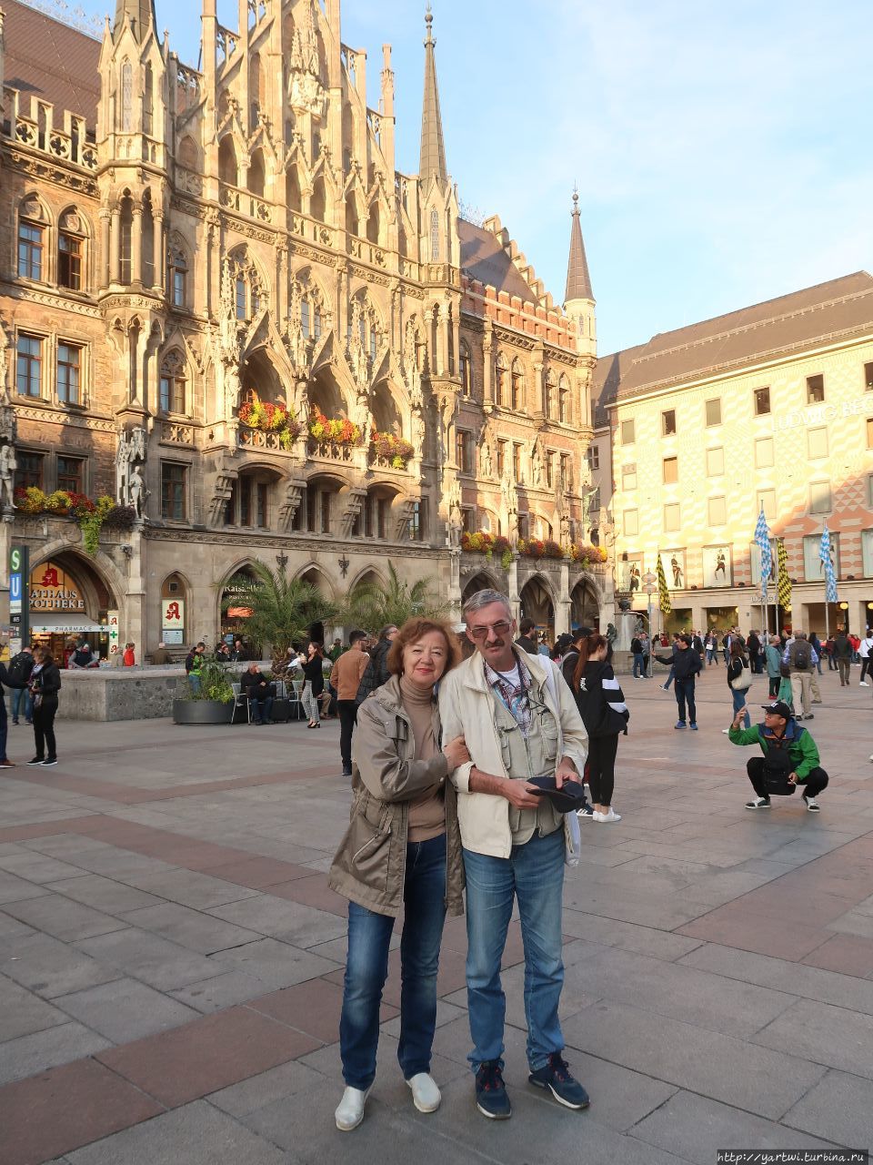 Делаем фотографию на память на фоне Новой ратуши. Мюнхен, Германия