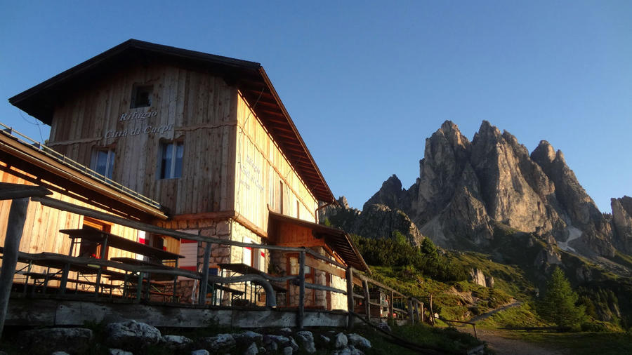 Приют Col de Carpi — высота немногим более 2000 метров. Приют стоит в живописном месте, однако, как и большинство мелких альпийских приютов, пустует. Мизурина, Италия