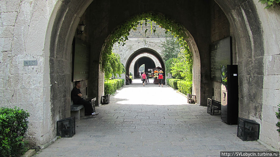 Ряд двориков разделенных стенами с проходами Нанкин, Китай