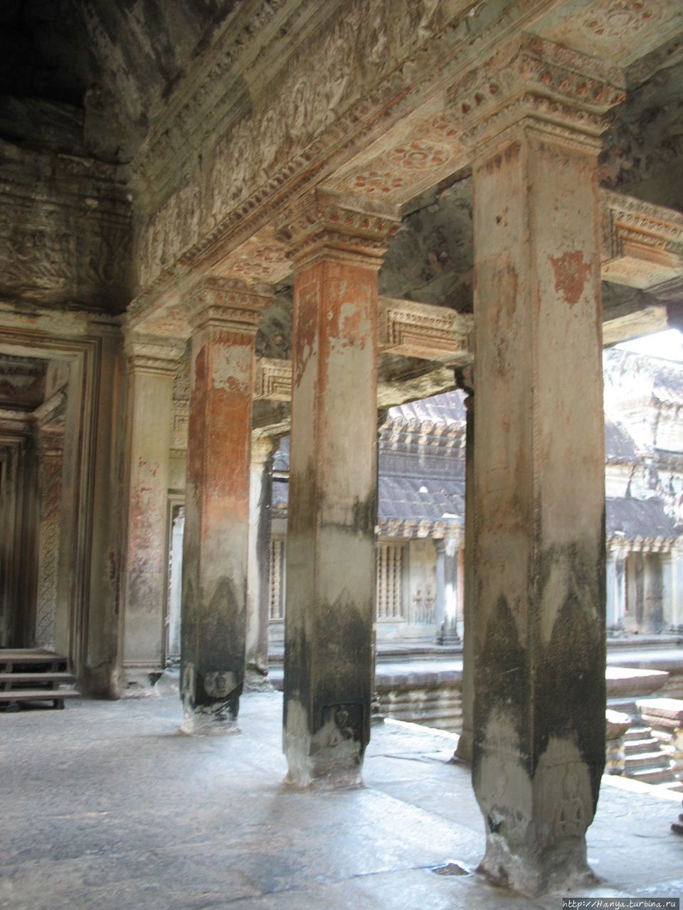 Внутренняя галерея первого уровня Ангкор Вата