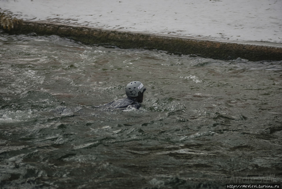 Сёрфер в центре города Мюнхен, Германия
