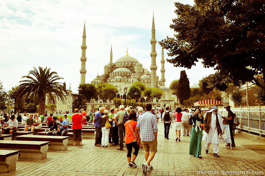 Находится Айя-София в самом центре города, напротив мечети Султанахмет или более известной как Голубая мечеть. Стамбул, Турция