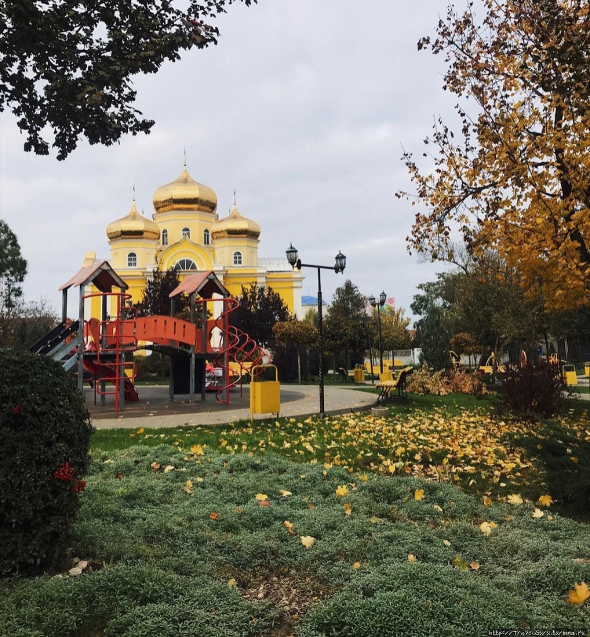 Центр Комрата, с собором Святого Иоанна Предтечи в Центральном парке города Комрат, Молдова