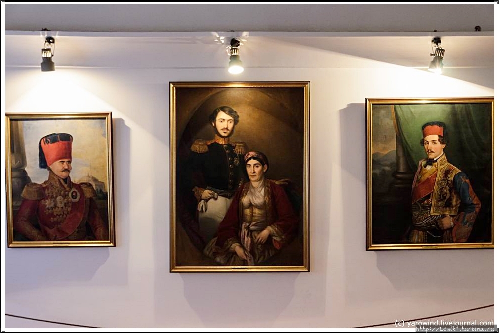Портреты, висящие в одной из комнат во дворце: князь Милош (слева), княгиня Любица с сыном Миланом и молодой князь Михаил. Белград, Сербия
