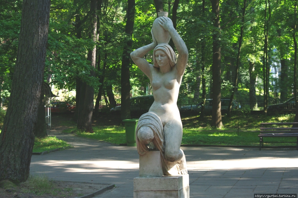 Рядом в парке находится копия скульптуры Германа Брахерта 
