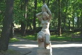 Рядом в парке находится копия скульптуры Германа Брахерта Несущая воду, еще один из символов Светлогорска.