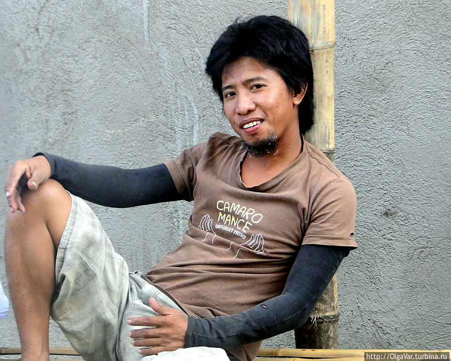 *Если вы подумали, что это бомж или нищий, то ошиблись. Это водитель тук-тука, сидевший рядом с нами на автобусной станции в ожидании клиентов, а мы ждали посадки в автобус