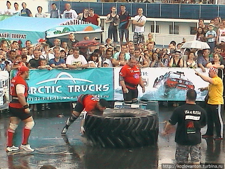 Несмотря на проливной дождь ни зрители, ни участники не покинули площадку. В итоге с перевесом в одно очко победила сборная России.