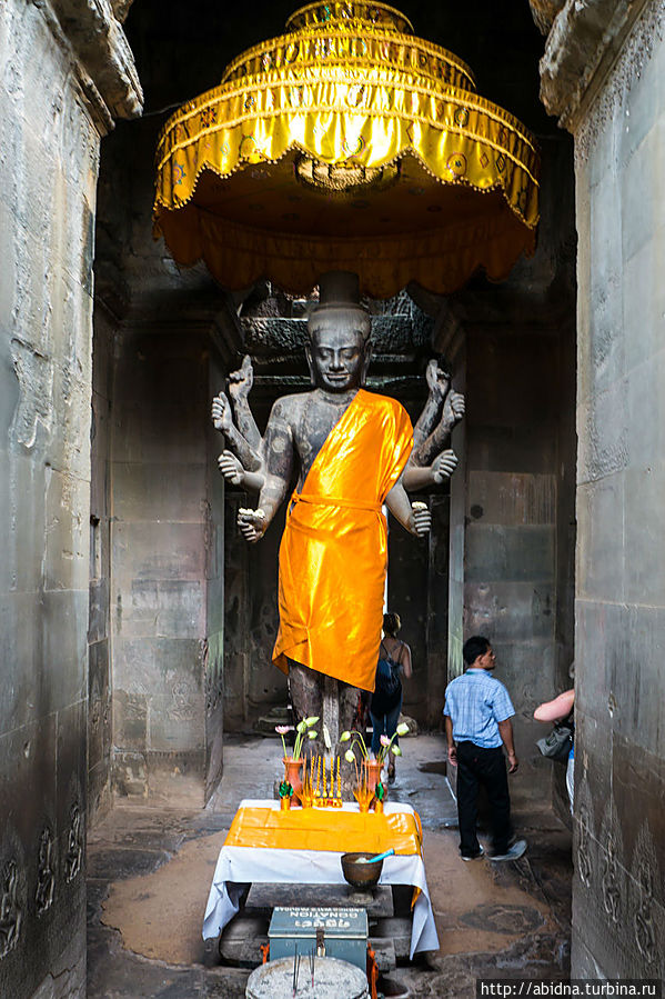 Храм был построен в честь многорукого бога Вишну Ангкор (столица государства кхмеров), Камбоджа