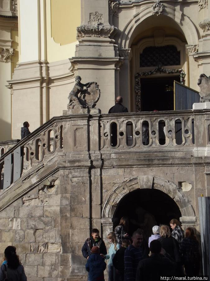 Лестница украшена балюстрадой и скульптурами восьми гениев Львов, Украина