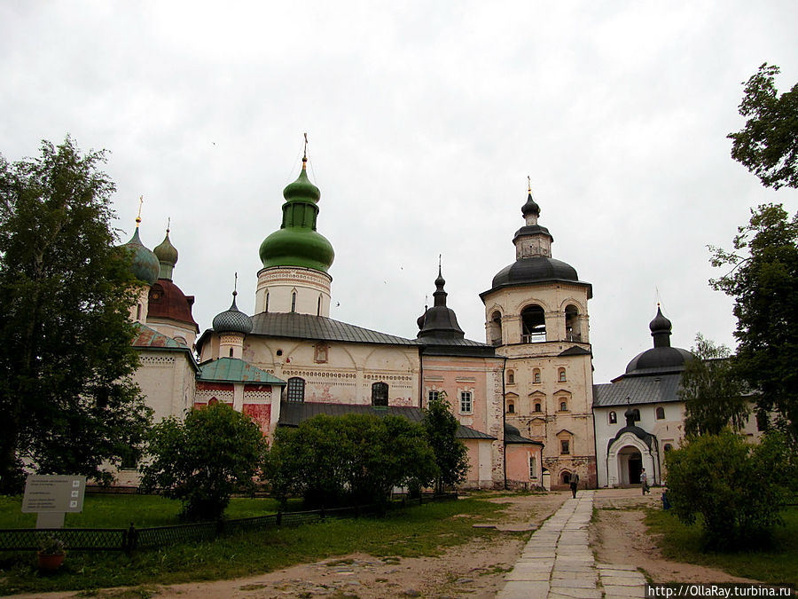 Слева направо: Собор Успения Пресвятой Богородицы (Успенский собор (1497 г.)) с приделами — церквями: великого князя Владимира Равноапостольного (1554), епископа Епифания Кипрского (1645), игумена Кирилла Белозерского 91780); Церковь Гавриила Архангела (между 1531 и 1534); Колокольня (1757—1761); Церковь Введения во храм Пресвятой Богородицы (1519) и трапезная палата.