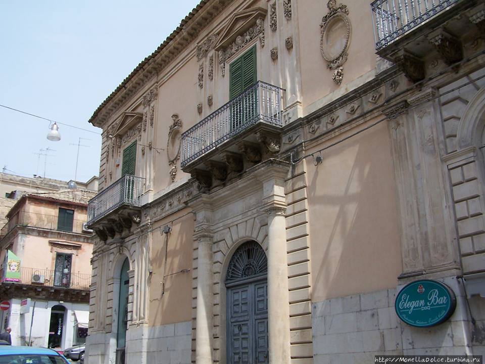 Рагуза: балконы  в стиле барокко сичилиано Рагуза, Италия
