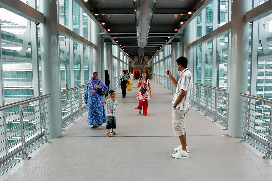 На мостике Sky Bridge между башнями-близнецами Petronas Towers Куала-Лумпур, Малайзия