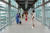 На мостике Sky Bridge между башнями-близнецами Petronas Towers