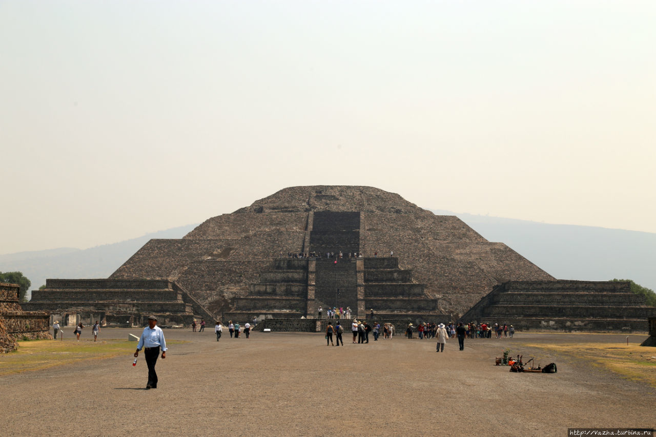 Пирамида Луны, второе после Пирамиды Солнца строение города,пирамида луны была построена между 200-450 годами нашей эры