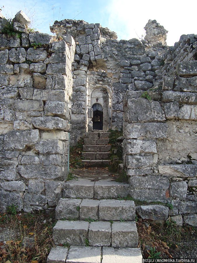 Вход в древний храм. Нам повезло-в Храме шла служба:священник и та пара, что поднялась перед нами.