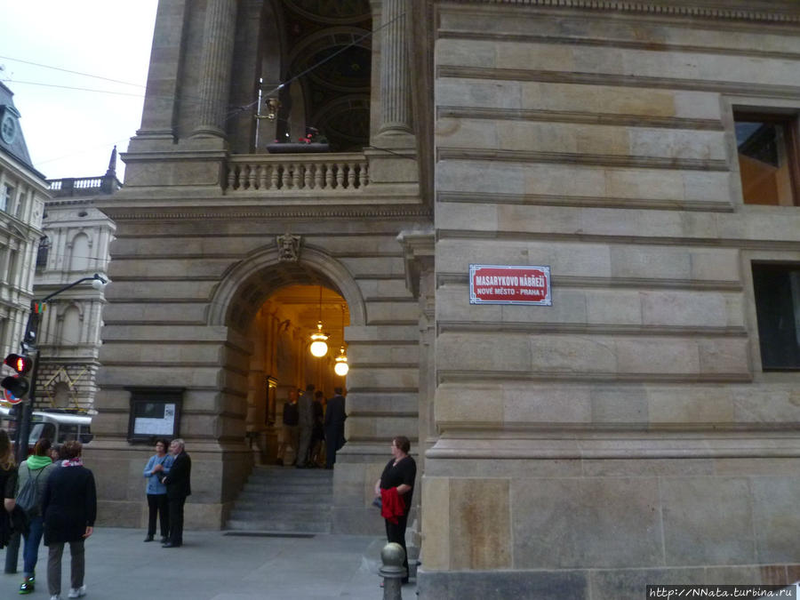 Национальный театр. Красивое и величественное здание. Прага, Чехия