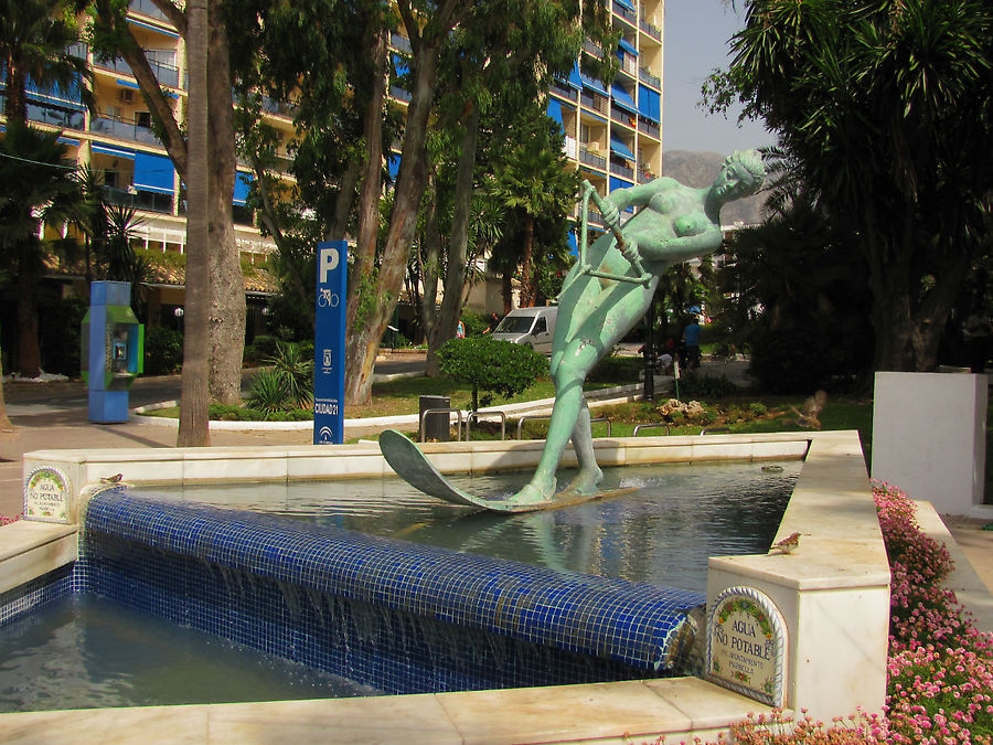 На пляжной площади Glorieta Fontanilla есть туристический инфоцентр. Ориентир — этот забавный фонтан. Марбелья, Испания