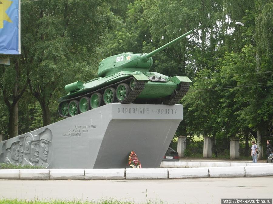 Обходим вокруг танка, перебираемся на другую сторону, т.к. с Октябрьского проспекта мы пока уходим на другую улицу, идти дальше по проспекту нет смысла, там заводы, а потом новые районы г.Кирова, совсем не представляющие  архитектурного  интереса.  Мы туда не пойдем,   вид  танка  2011 года: Киров, Россия