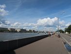 В парке Горького удалось переждать дождь, полюбоваться цветами, отдохнуть возле Голицынского пруда, прогуляться по набережной Москвы-реки.