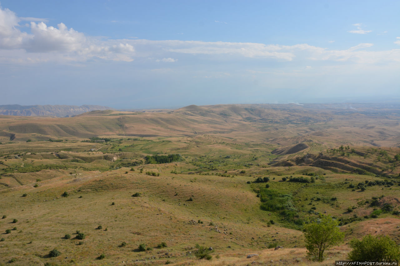 Арка Арарата — народный памятник поэту Егишу Чаренцу Гарни, Армения