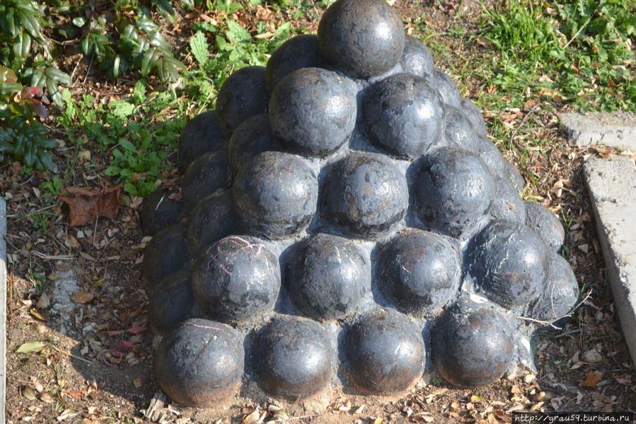 Малахов курган в севастополе официальный сайт. Бомбоубежище севастополь малахов курган. Над малаховым курганом сны. М. Памятник адмиралу корнилову в севастополе.