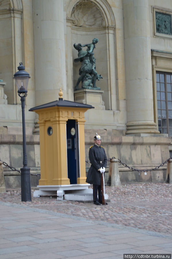 ну как же любят туристы фотографироваться со стражниками их величеств и их высочеств... Стокгольм, Швеция